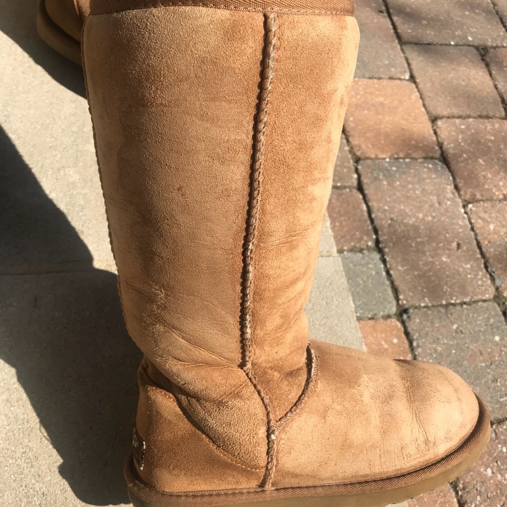 Preloved UGG camel knee boot size 6